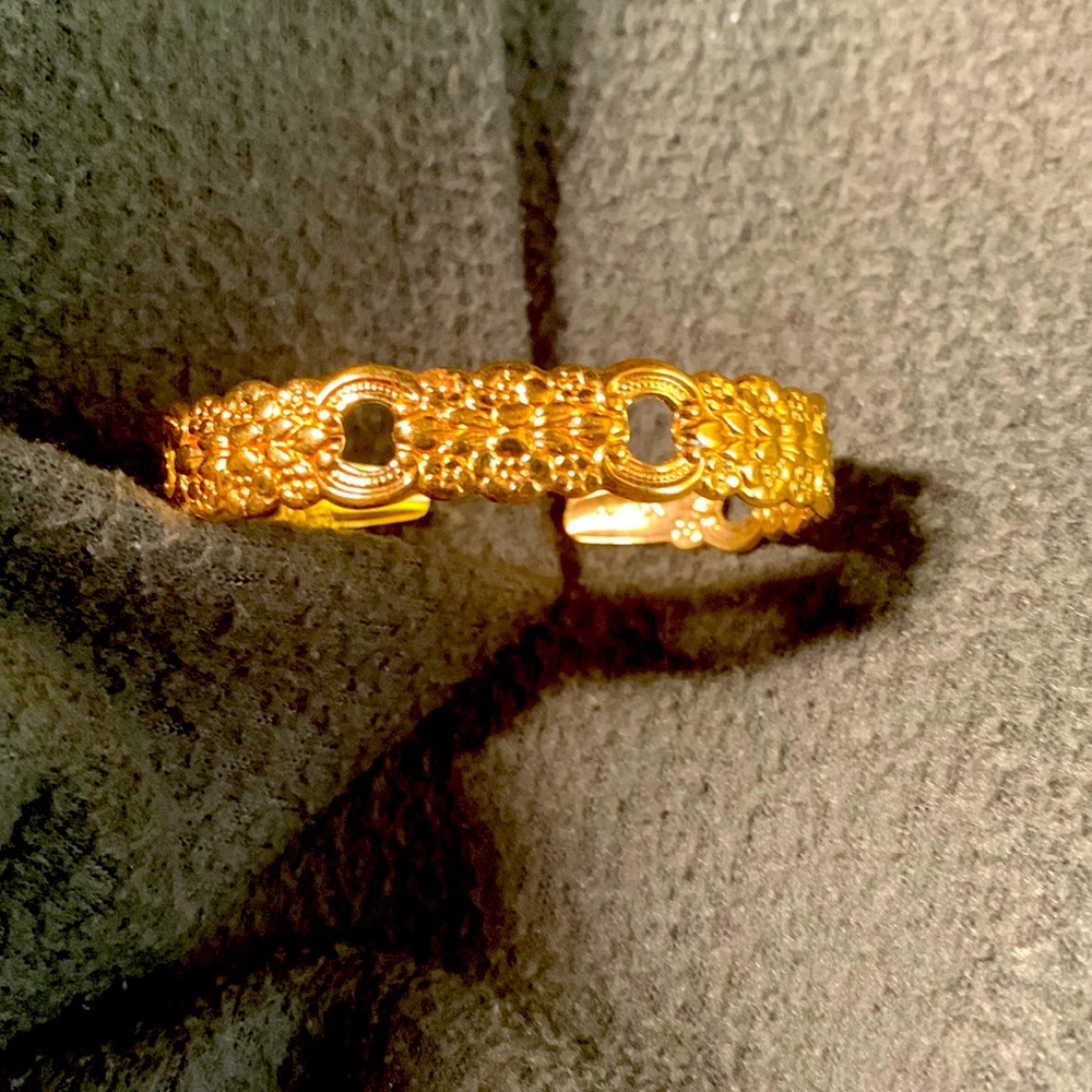 Oneida vintage gold bracelet.  Adjustable.